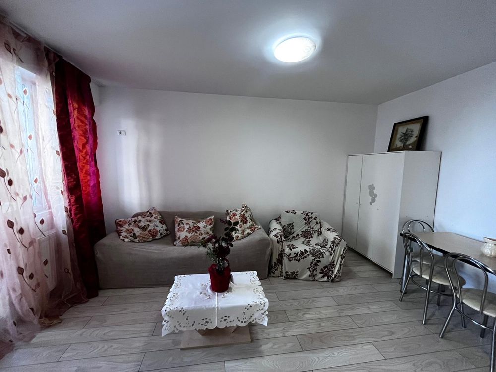 Proprietar vand apartament cu 2 camere ,,  mobilat si utilat, parcare