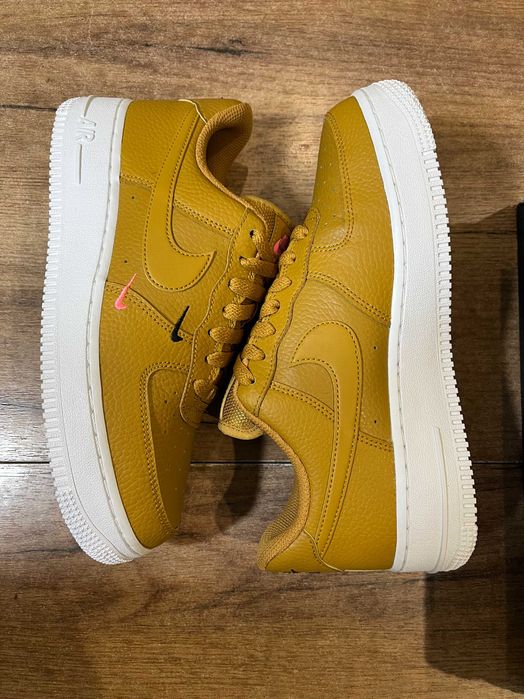 ОРИГИНАЛНИ *** Nike Air Force 1 '07 Leather / EssentiaL Mini Swoosh