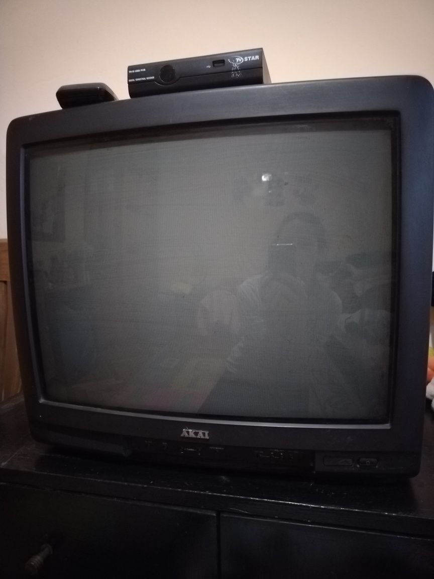 Телевизор AKAI с дистанционни и декодер