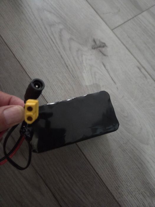 Vând acumulator 12v 30000mah preț 200ron.