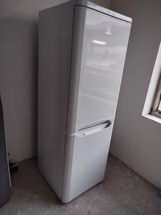 Пълно бзавеждане: хладилник, канапе, маса+4 стола, TV-шкаф+скрин+шкаф