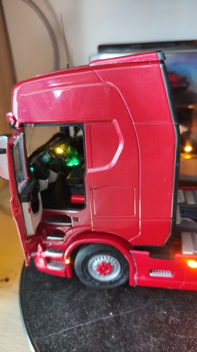Macheta cap tractor tir Scania S770 1/24 cu lumini funcționale