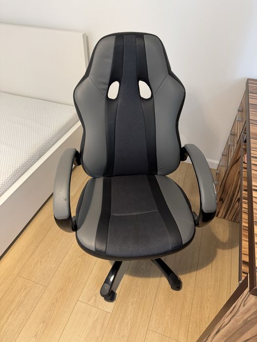 Set dormitor cu pat , saltea , noptiera , birou , scaun si comoda