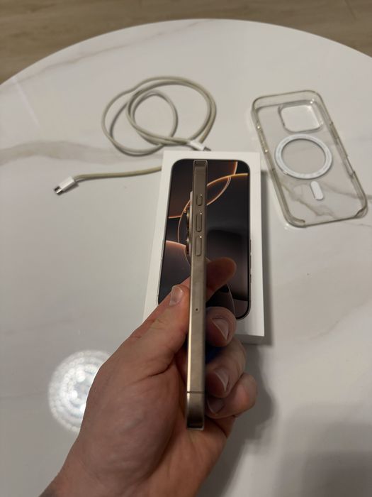 Vand iphone 16 pro dessert 256 impecabil