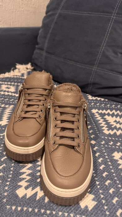 Продам женскую обувь