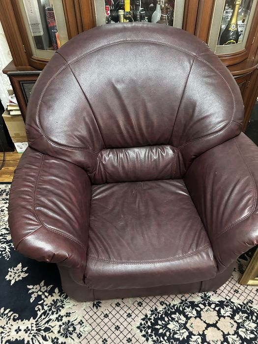 Кресло кожаное в отдичном состоянии темно коричневое