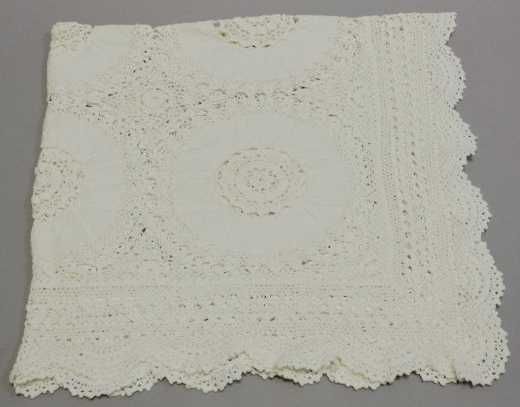 Fata de masa Noua, broderii +dantela macrame, foarte frumoase