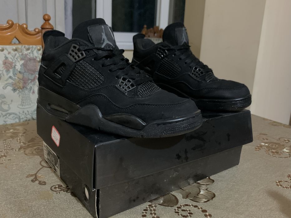 Vand Jordan 4 retro Black Cat, sunt impecabile. Purtate 2 saptamani