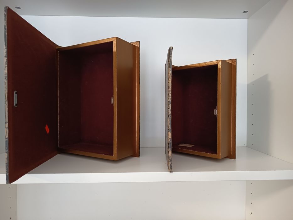 Продавам статуетка, подаръчни кутии