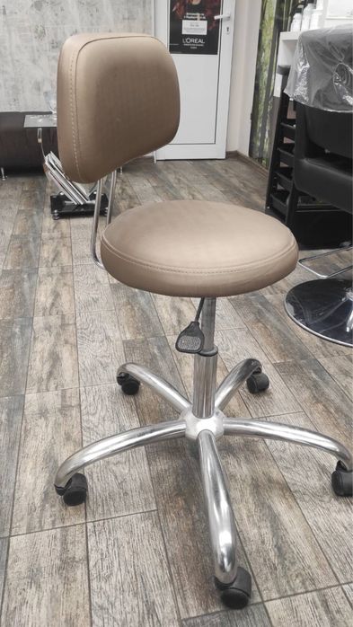 Фризьорски работен стол с амортесьор и колелца .