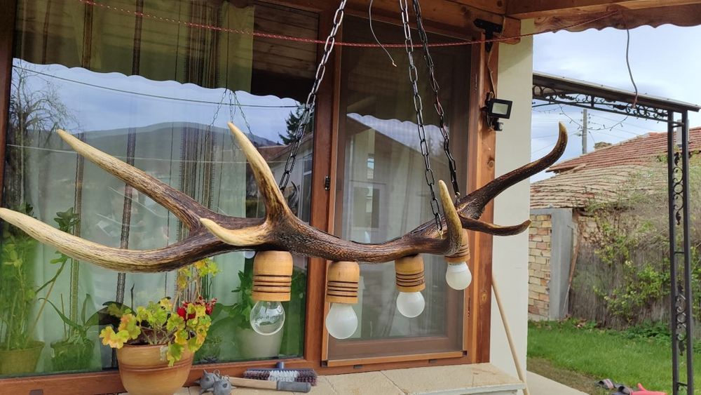 Ръчно изработен полилей от еленови рога с ръчно изработени дървени чаш