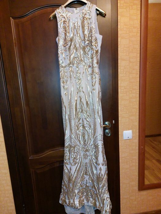 Вечерние платья одевали по 1 раз.