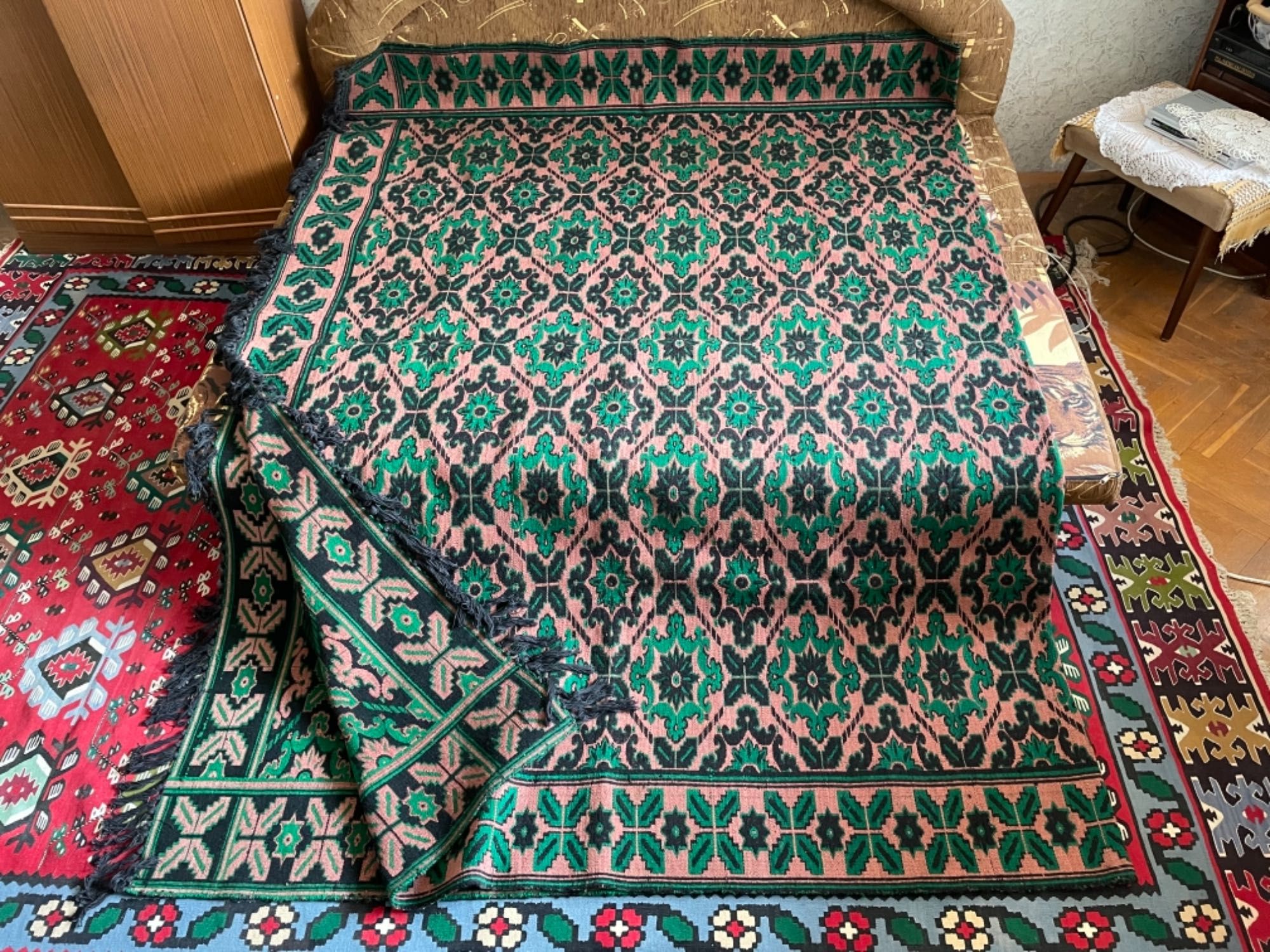 Чисто нов тъкан вълнен килим