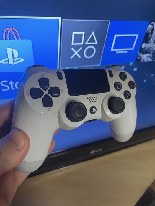 PLAYSTATION 4 slim - 2 джойстика + 7 игри на диск