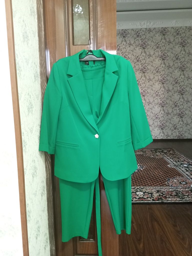Брючной костюм зелёного цвета