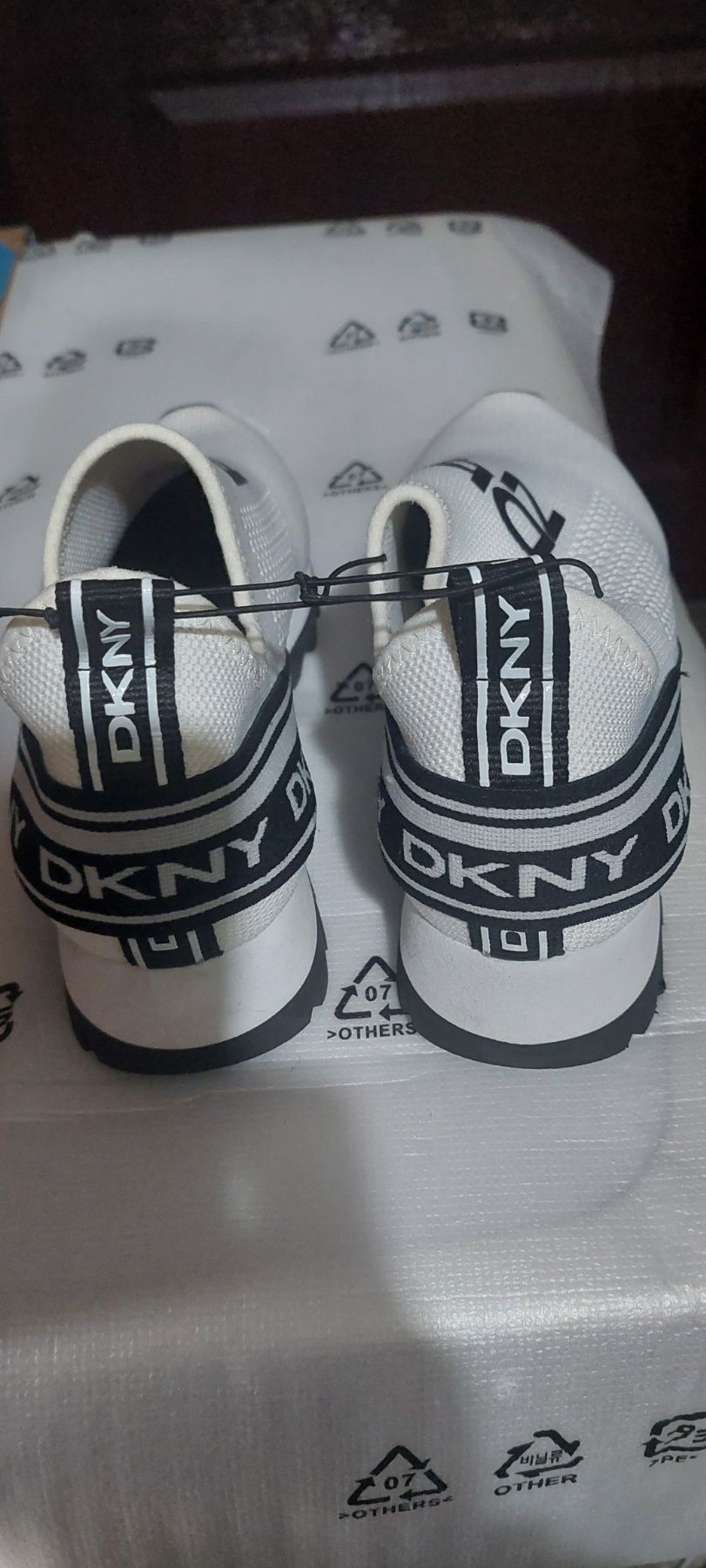 Чисто нови Обувки DKNY