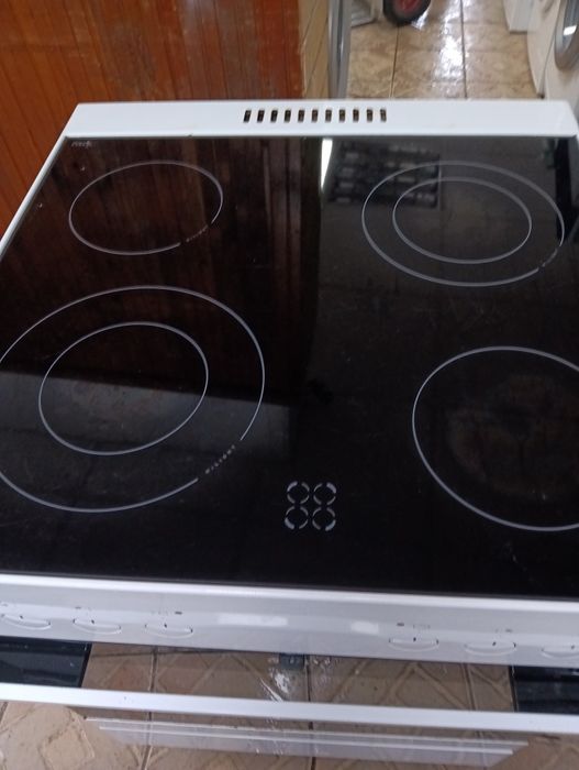 Свободно стояща печка с керамичен плот Gram 2 години гаранция!