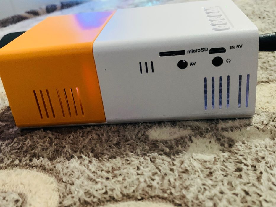 Продавам нов мини проектор. Подходящ е за домашно кино