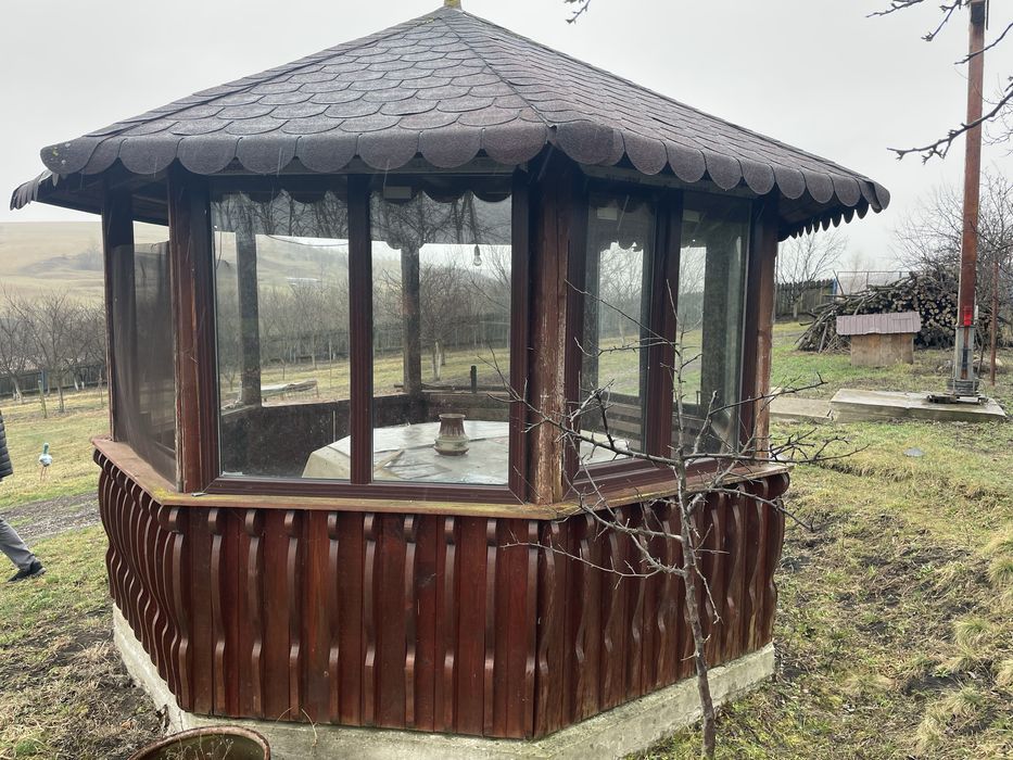 Vând foișor din lemn