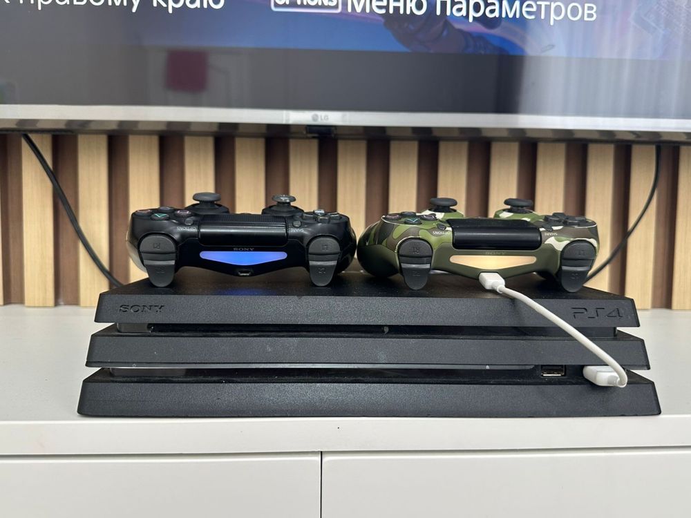 Продаю пс4 про в отличном состоянии