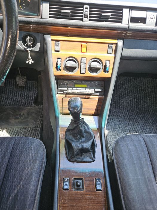 Vand Mercedes W124, E230, atestat vehicul istoric, aer conditionat