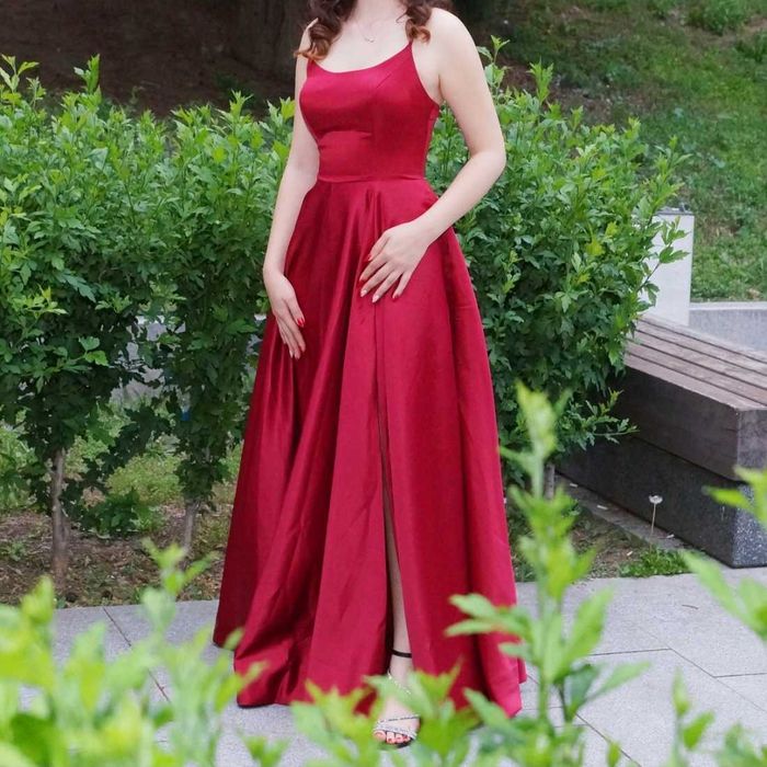 Продавам бална рокля.