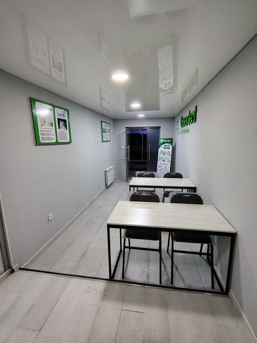 Офис мебеллари СОТИЛАДИ. ХОЛАТИ янги. Стол 5 та. 20 та стул 4 стеллаж