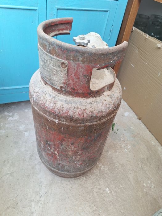 Газовый балон красный