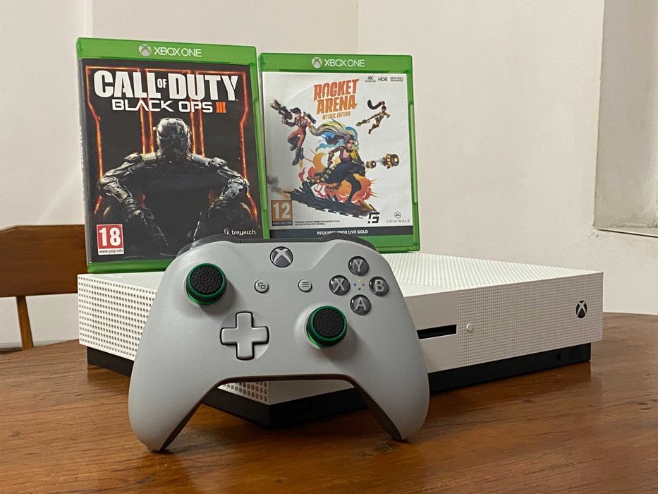 Xbox One S + Контролер + 2 игри