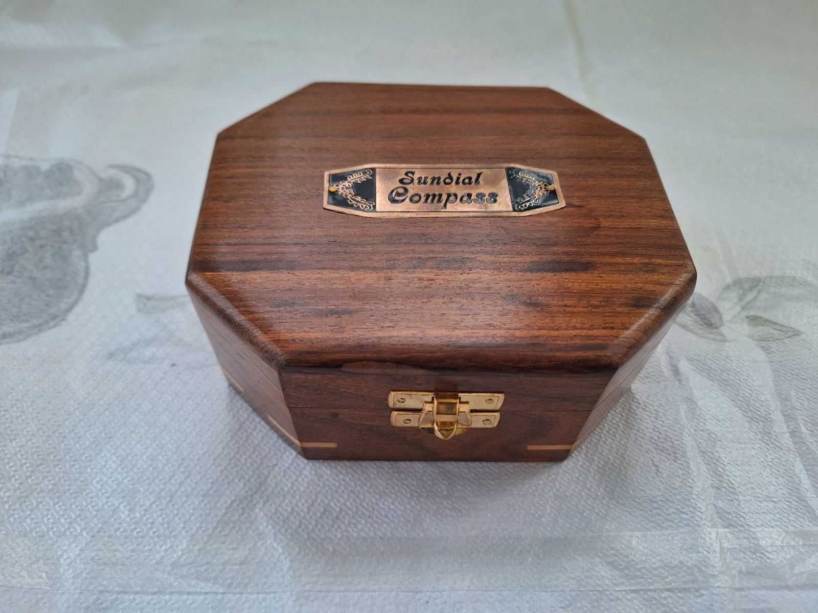 Компас със слънчев часовник от масивен бронз в дървена кутия