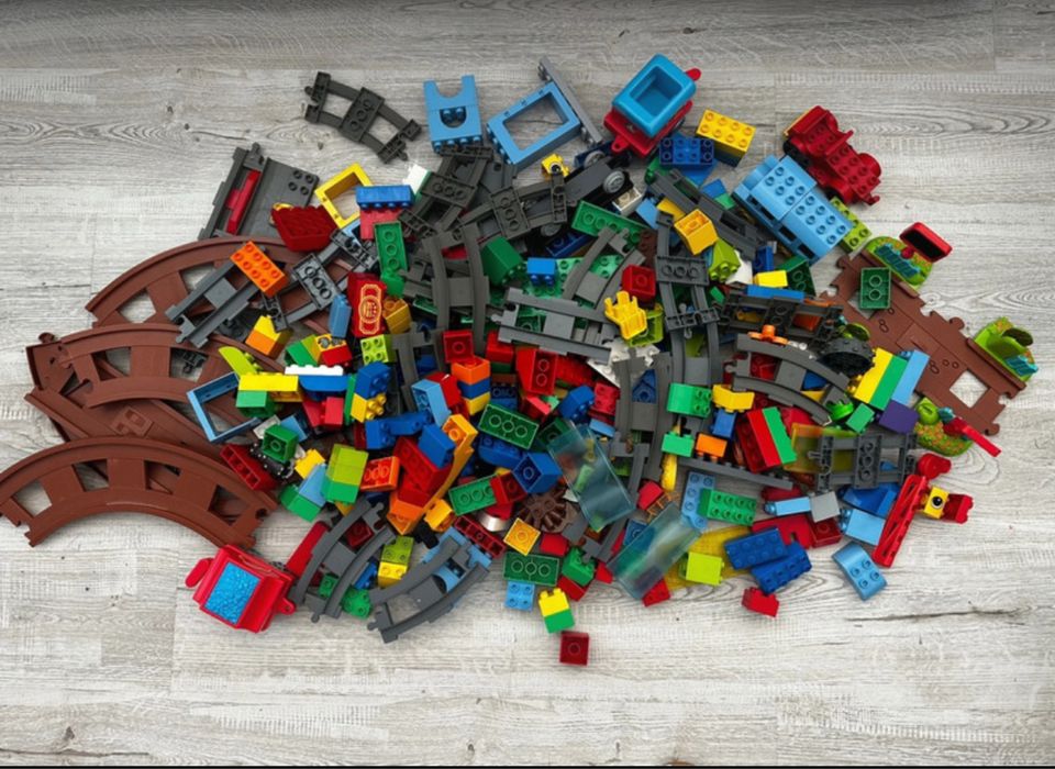 LEGO DUPLO - cărămizi de bază, şine şi componente de tren