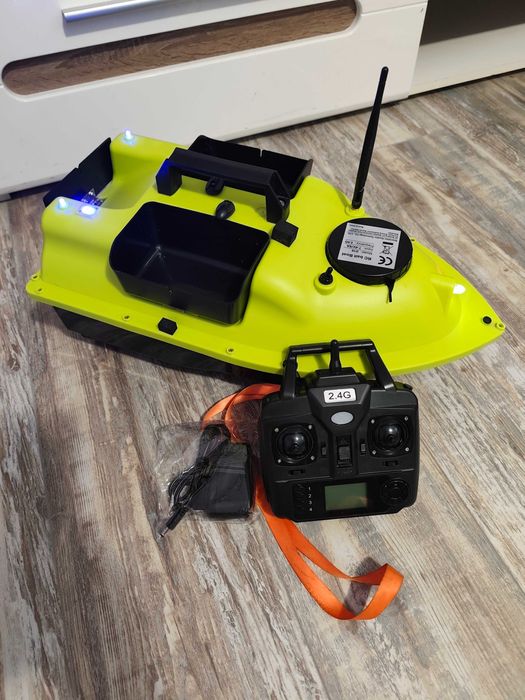 Лодка за захранка D18