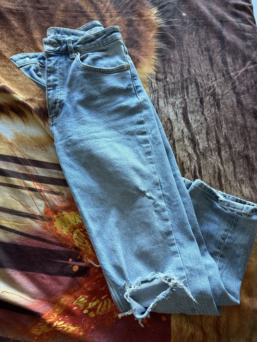 Дънки Zara със скъсани фабрични участъци