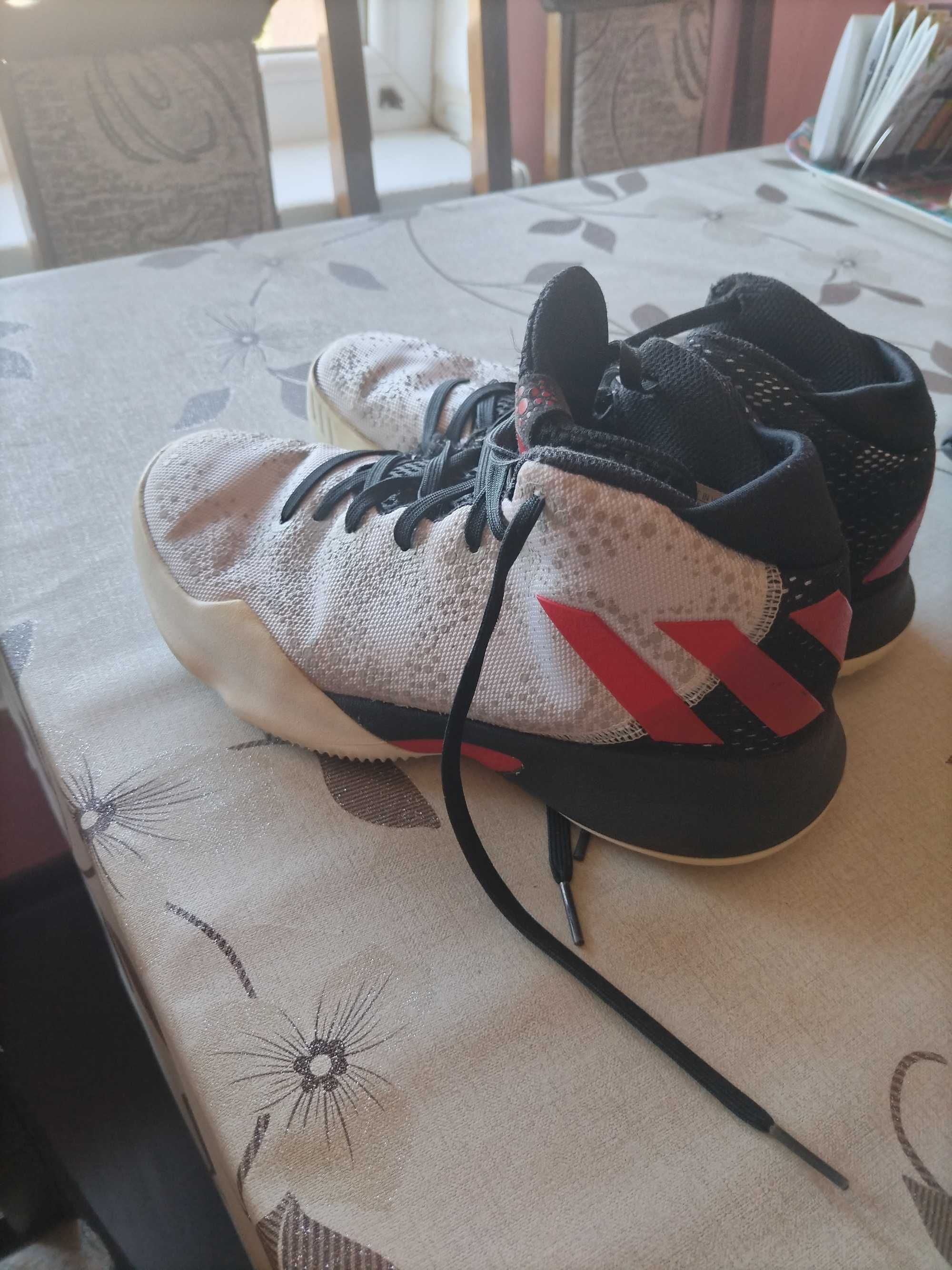 Маратонки Adidas за баскетбол