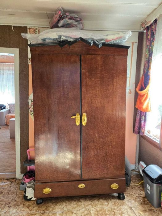 2 Гардероба от орех стариини и една тоалетка от орех