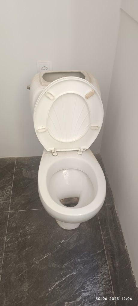 Унитаз для туалета .б/у