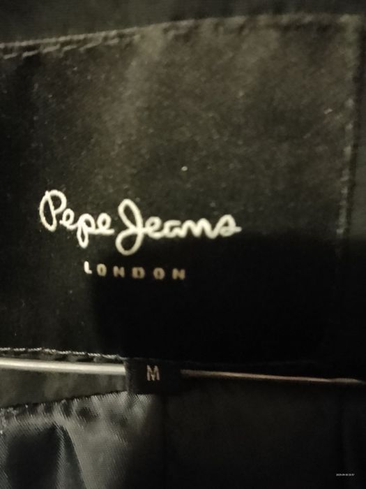 Geaca pufoasa neagra