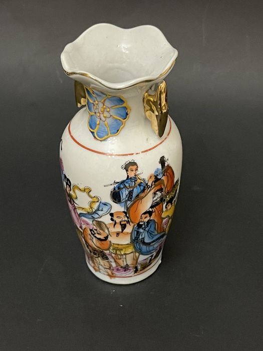 Vaza, veche China. Portelan pictat. Semnata.