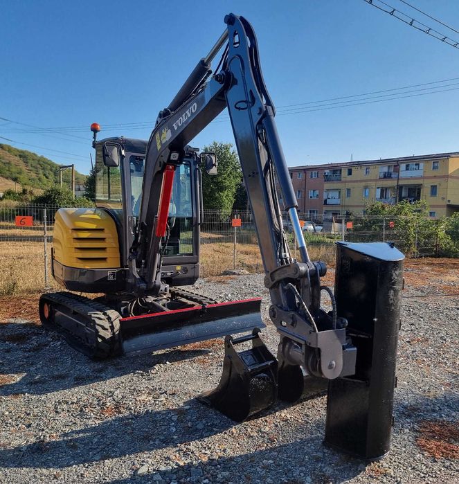 Inchiriez Excavator 3.5t si 8.5t Dumper 6 t Bobcat Cilindru compactor