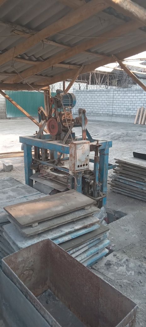 Shlakablok stanok sotiladi