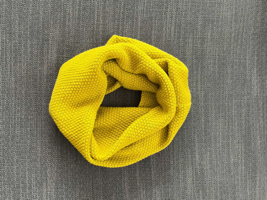 Шалове в жълто и синьо, червено пончо и масленозелена шапка