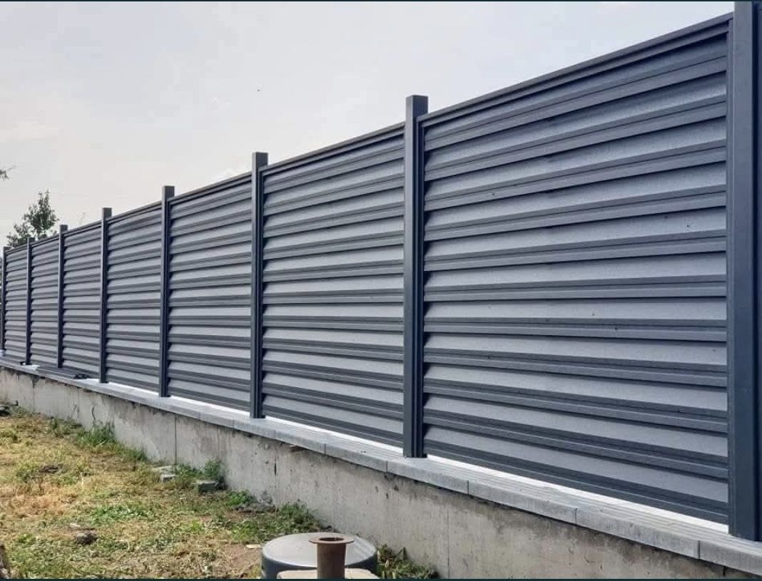 Fac garduri si porti din:
- fier forjat;
- tablă cutată;
- șipcă metal