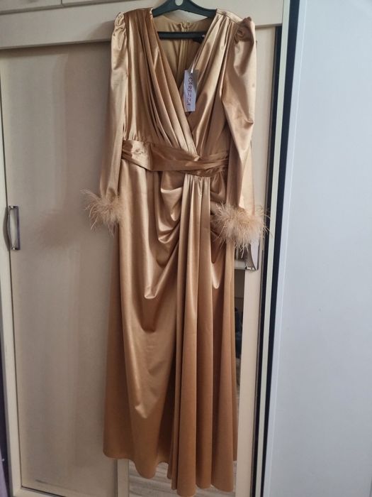 Платья нарядные, очен ь красивая