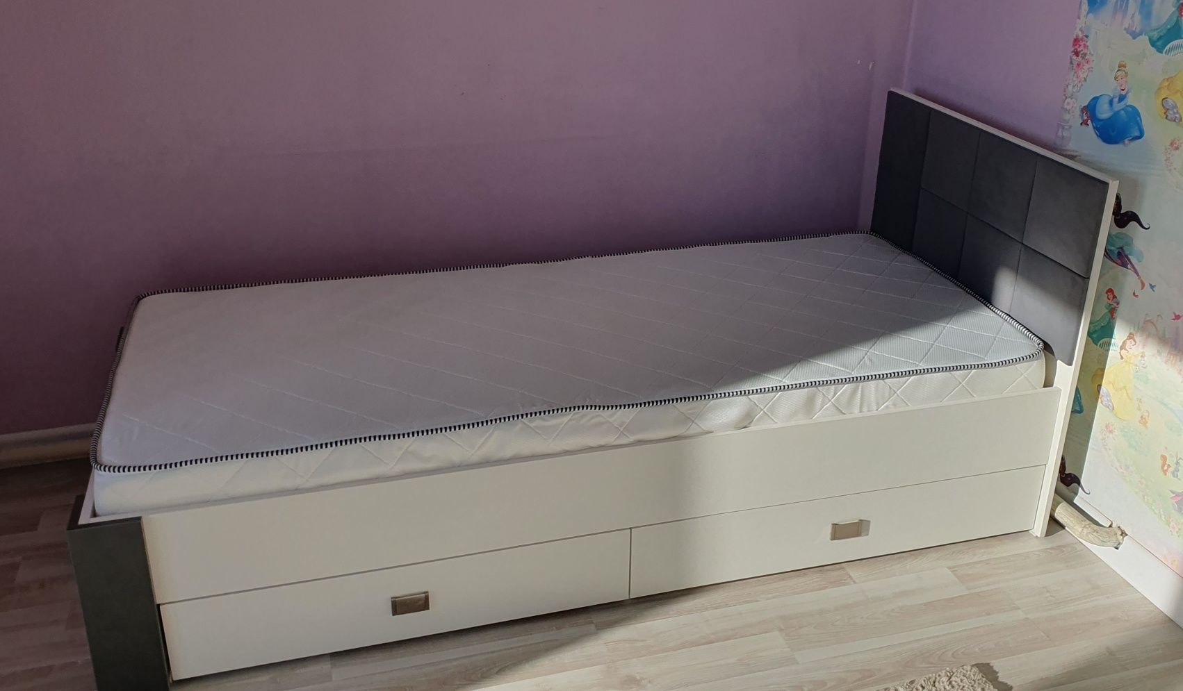Кровать односпальняя с мягкими вставками и ящиками