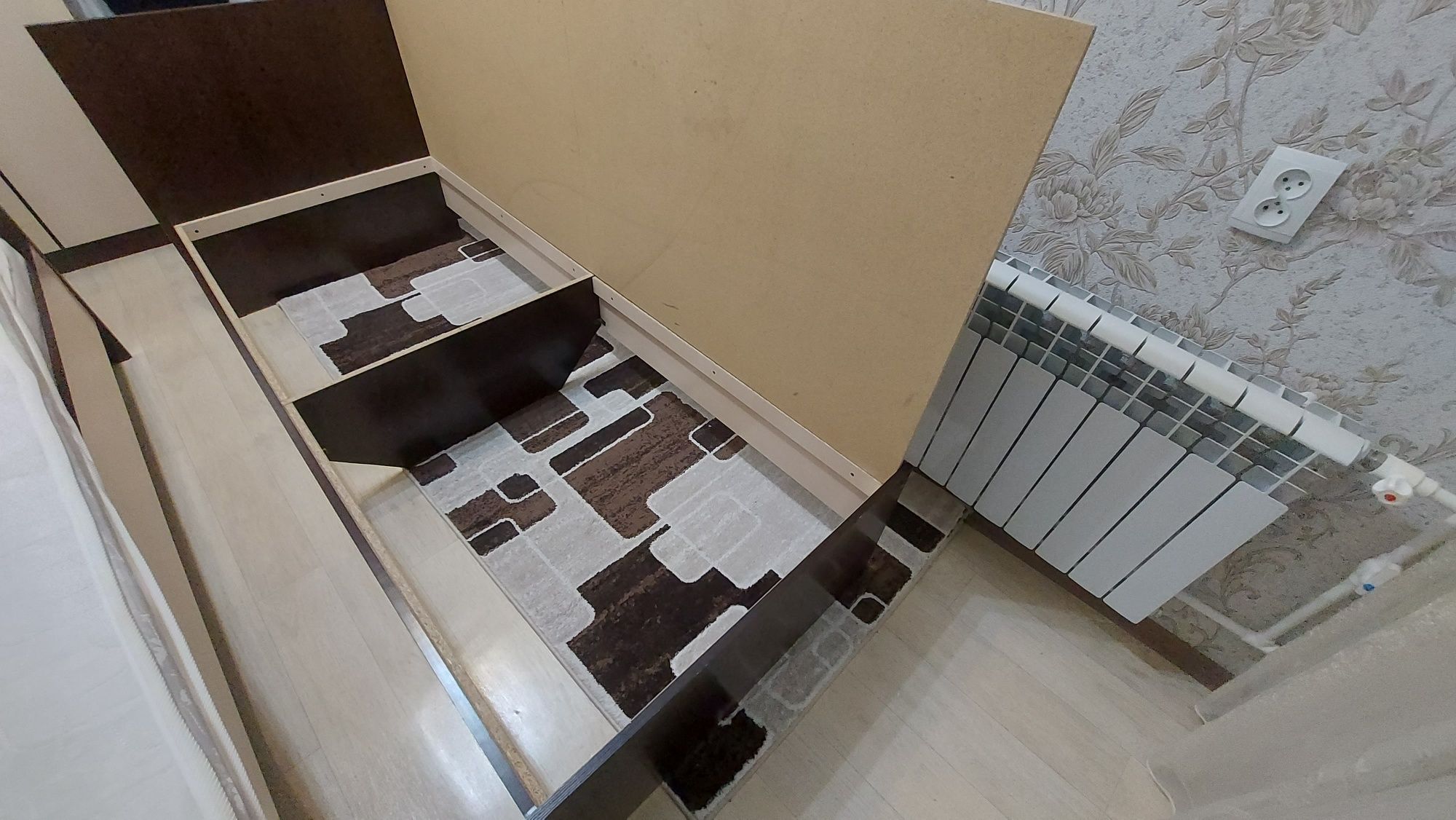 Продается  две кравати  в отличном состоянии. Почти. новые.