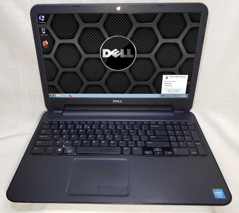 Laptop Dell negru cu alimentator si geanta transport