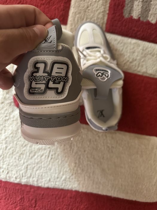 Lv skates grey.