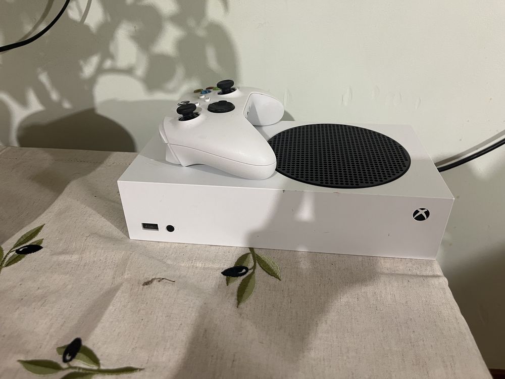 Xbox Series S 128GB – отлично състояние + контролер