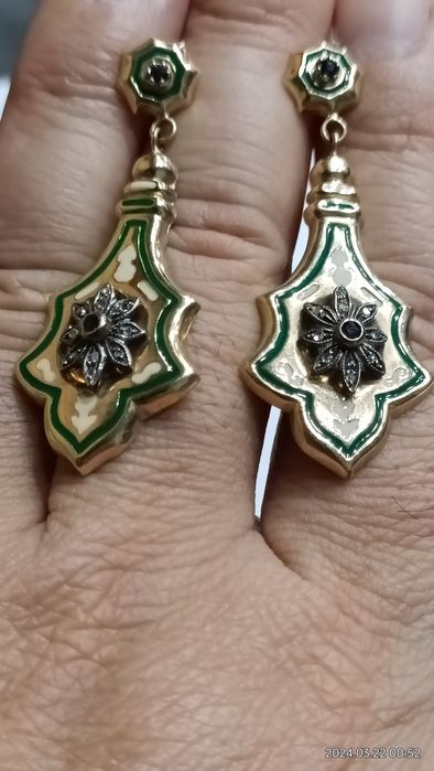 Vind cercei vintage din aur cu email