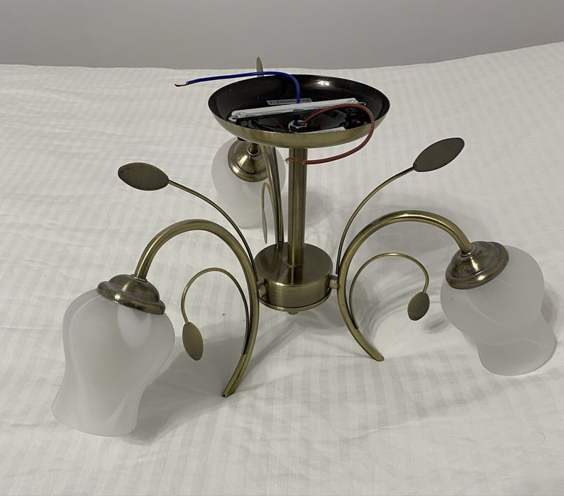 Vand candelabru cu 3 becuri in stare buna.